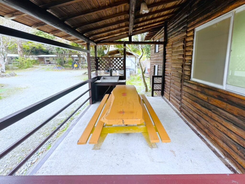バンガロー　屋根付きテラス　ベンチ　炊事場